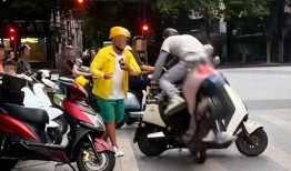 爆料骑车的小哥视频播放,小哥视频播放引发热议